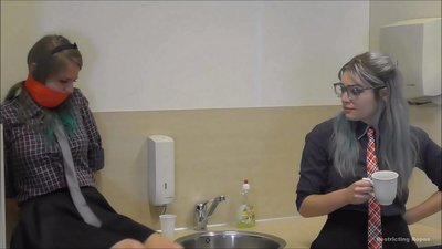 వ్యసనపరుడైన / కట్టివేయబడిన మరియు గగ్గోలు చేయబడిన / బాధలో ఉన్న స్త్రీ